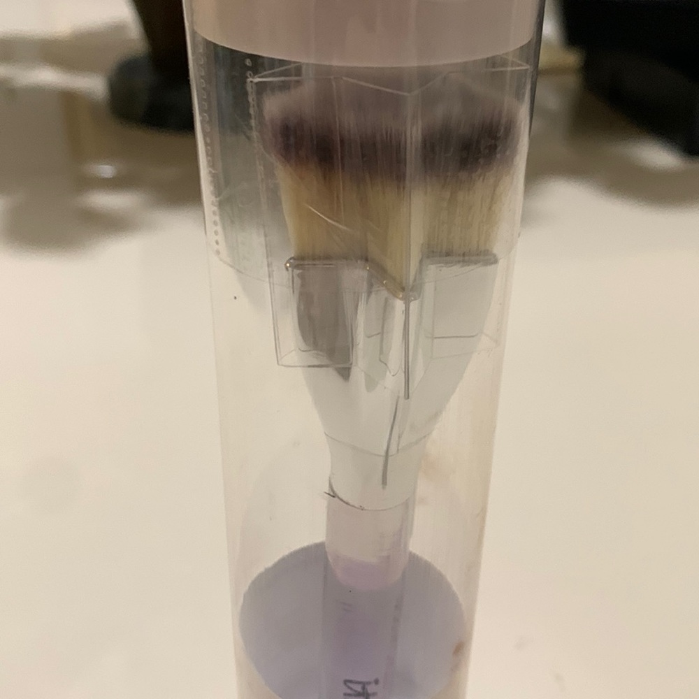 New in box never opened It Cosmetics superstar brush